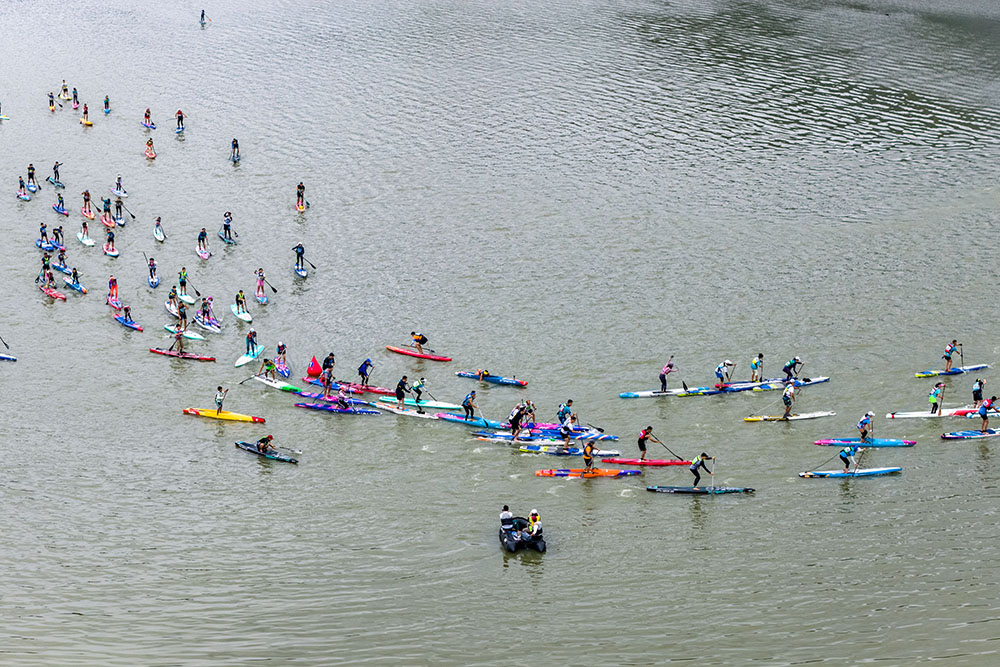 9月21日，在浙江省慈溪市觀海衛鎮，選手們如離弦之箭劃破湖面。人民網 章勇濤攝