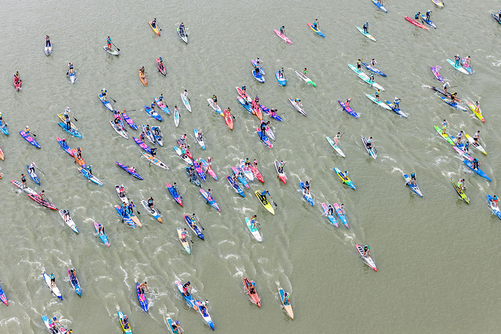 9月21日，在浙江省慈溪市觀海衛鎮，選手們如離弦之箭劃破湖面。人民網 章勇濤攝