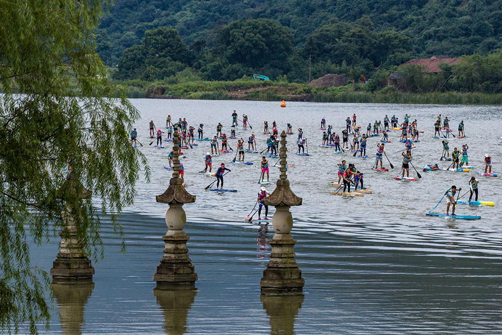 9月21日，在浙江省慈溪市觀海衛鎮，一塊塊色彩斑斕的槳板與鄉村的白墻黛瓦、遠山碧水交織成一幅動感十足的現代風景畫。人民網 章勇濤攝