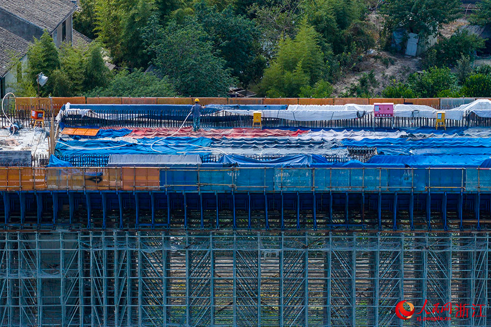 空中俯瞰寧波至慈溪市域（郊）鐵路觀海衛段施工現場。人民網 章勇濤攝