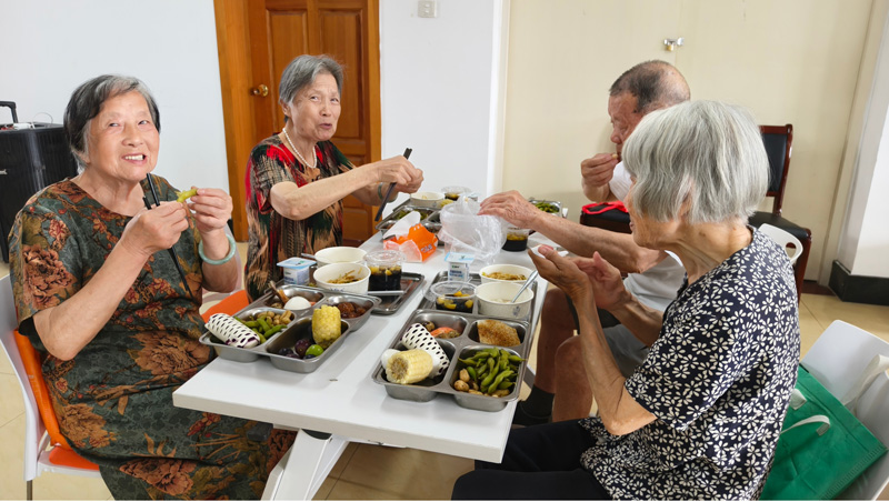 老人們在食堂用餐。寧?？h委宣傳部供圖