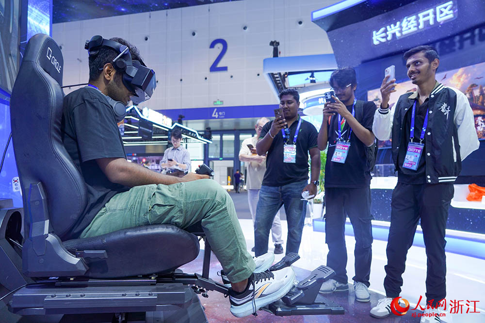 9月25日，參會者在杭州大會展中心觀看第四屆全球數字貿易博覽會展覽。人民網 章勇濤攝