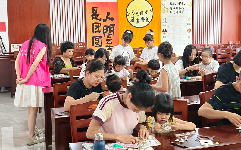 家庭成員制作花燈。林佳霜攝