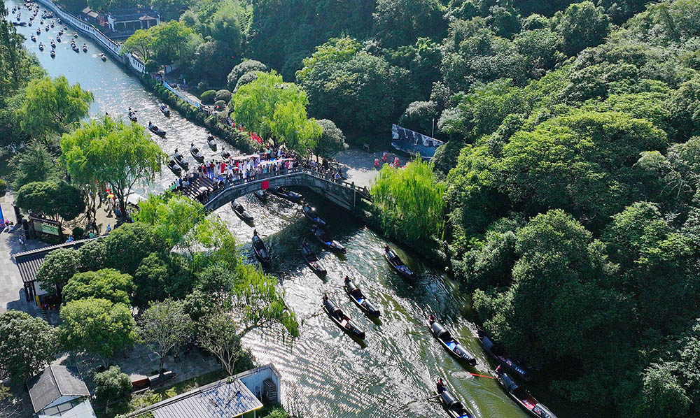 “千年運河 烏篷競渡”2025第二屆紹興烏篷船馬拉松邀請賽現場。袁云攝