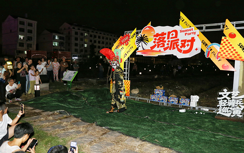 精彩節目搬進田園。橫街鎮供圖