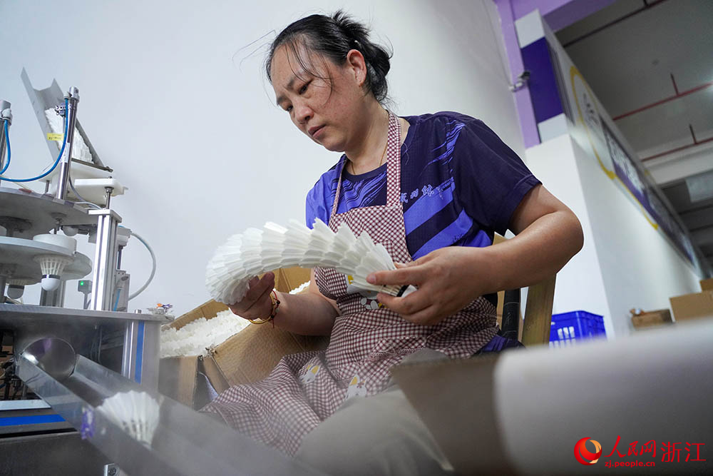 工人正趕制由麻鴨羽毛加工而成的羽毛球。人民網 章勇濤攝