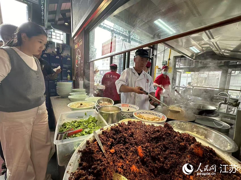 劉桂林掌勺。人民網 李欣陽攝