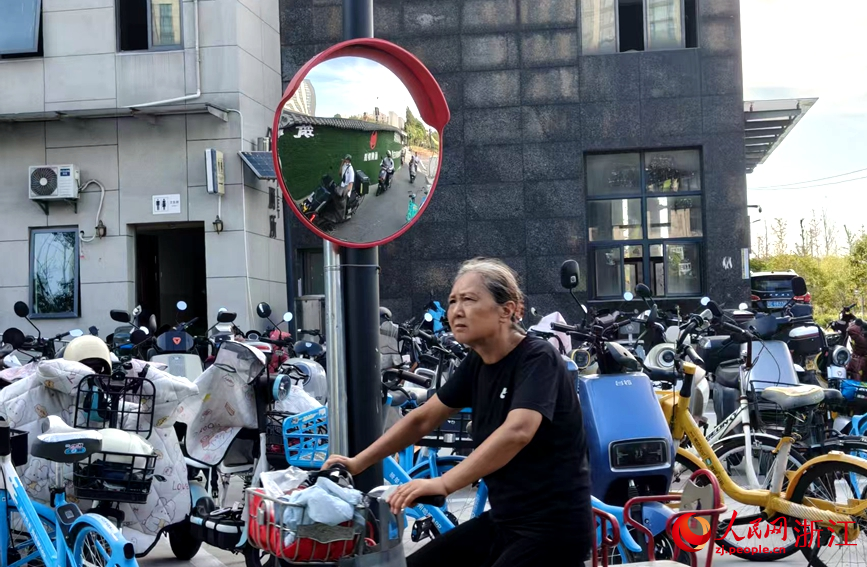 通過反光鏡，行人很容易判斷電瓶車情況。人民網記者 張麗瑋攝