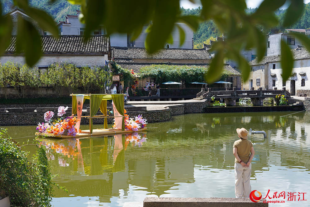 在浙江省縉云縣河陽古民居景區，游客駐足打卡。人民網 章勇濤攝