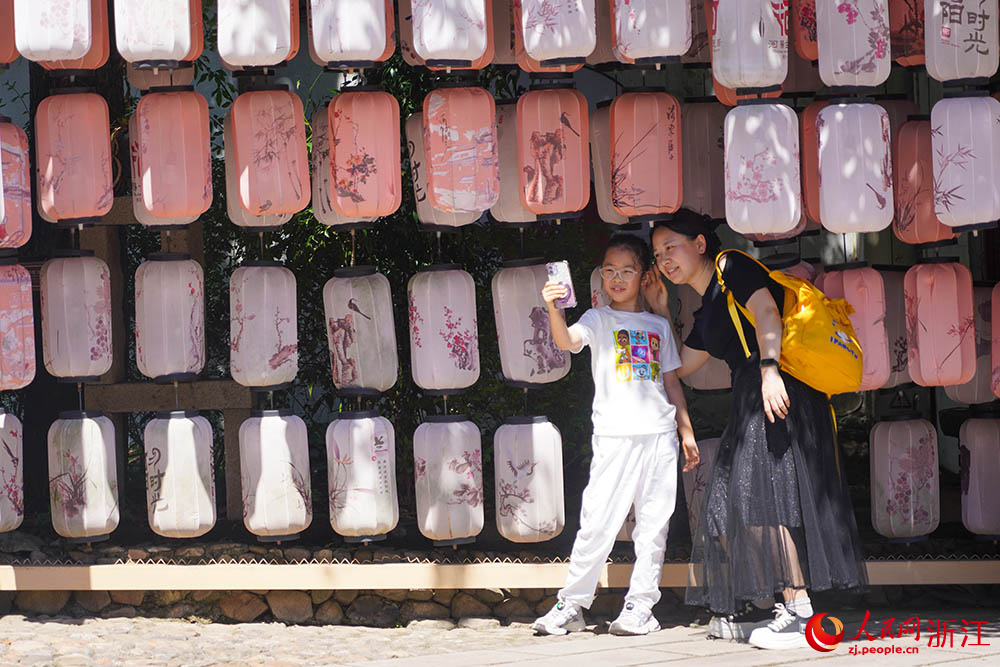 在浙江省縉云縣河陽古民居景區，游客駐足打卡。人民網 章勇濤攝