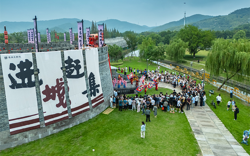 “去慈城趕集”開城門活動場景。慈城鎮供圖