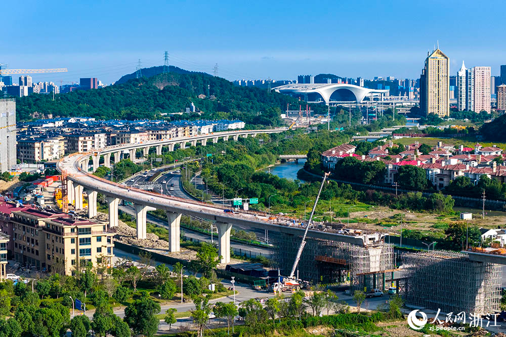 在浙江臺州市域鐵路S2線黃巖段施工現場，工人正在有序施工。人民網 章勇濤攝