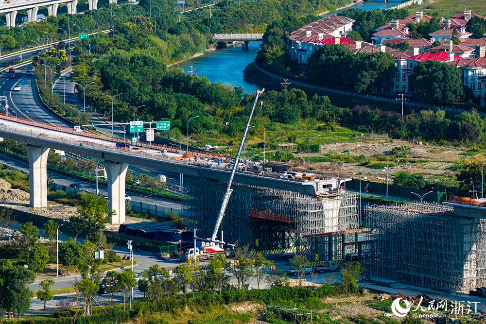 在浙江臺州市域鐵路S2線黃巖段施工現場，工人正在有序施工。人民網 章勇濤攝