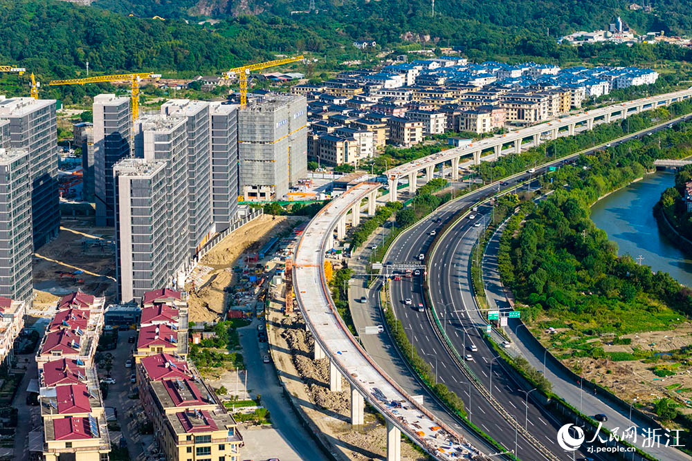 在浙江臺州市域鐵路S2線黃巖段施工現場，工人正在有序施工。人民網 章勇濤攝