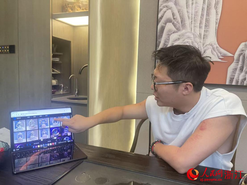 黃子軒展示AI生成的手串圖片。人民網記者 王麗瑋攝