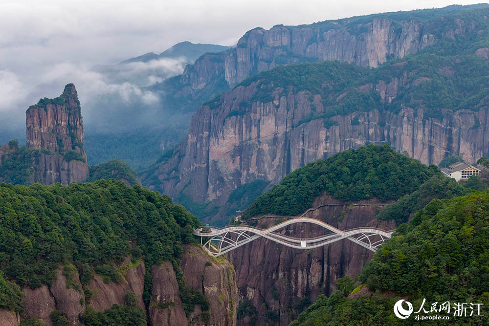 10月15日，浙江省臺州市仙居縣神仙居景區云霧繚繞間，游客盡享山水之美。人民網 章勇濤攝