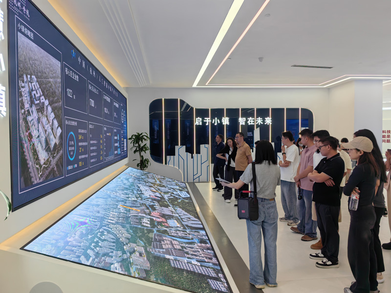 參觀人工智能小鎮。西湖區幫扶九龍工作組供圖