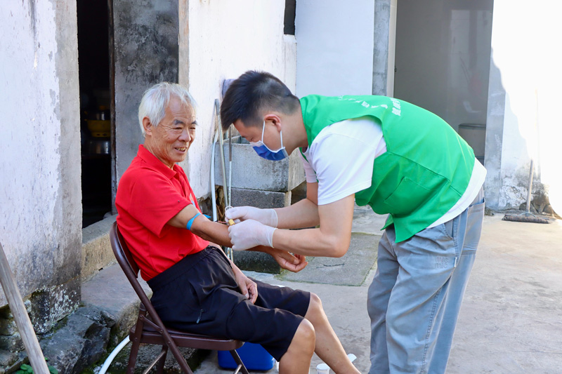 家庭醫生下村巡診。婺城區委宣傳部供圖