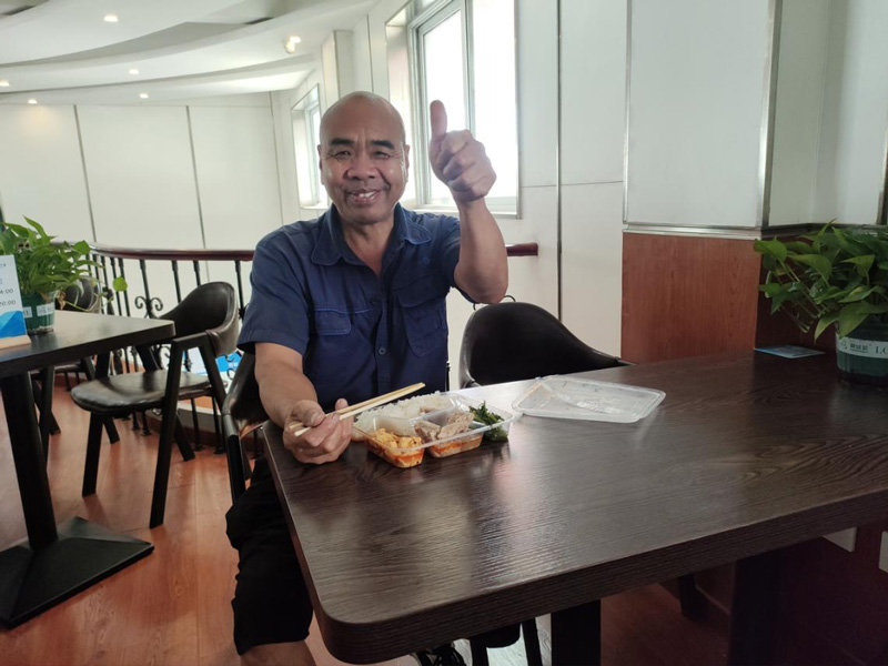 貨車司機許師傅在品嘗平價快餐。中國石化浙江石油分公司供圖