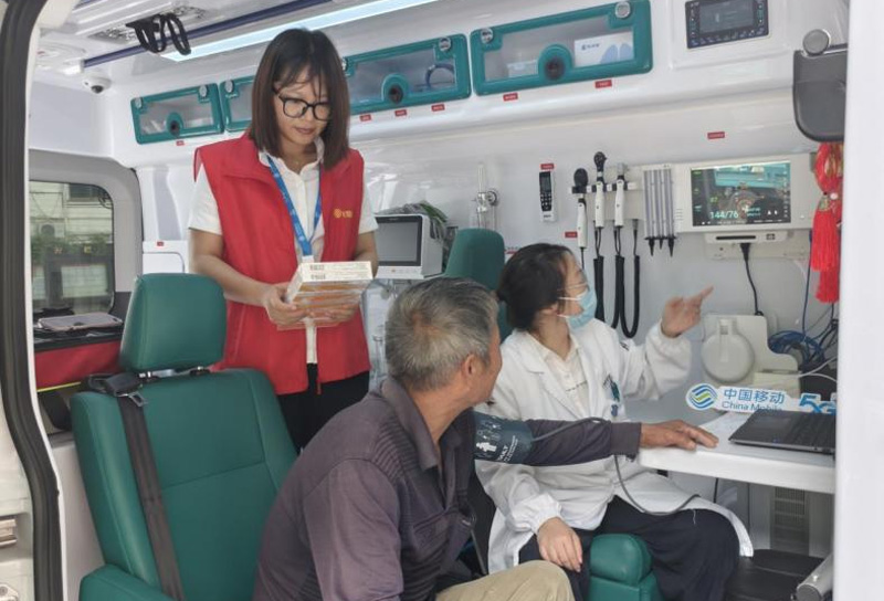 村民在巡回診療車上看診。浙江移動供圖