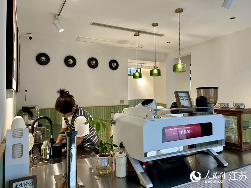 東羅村內咖啡館。人民網記者 王丹丹攝