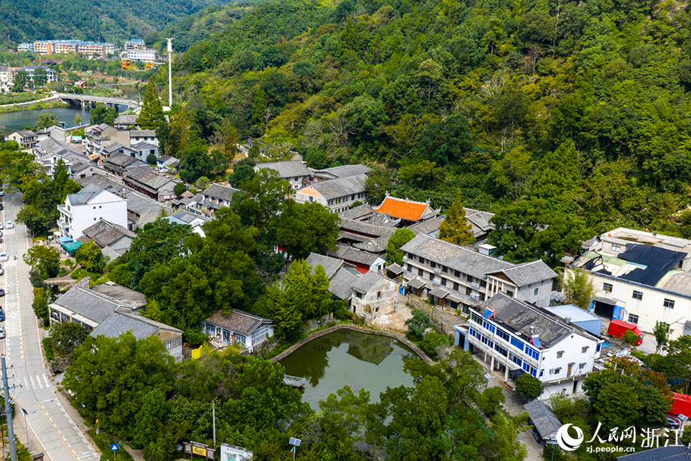 近日，青山環繞的浙江省臺州市黃巖區嶼頭鄉沙灘村。人民網 章勇濤攝