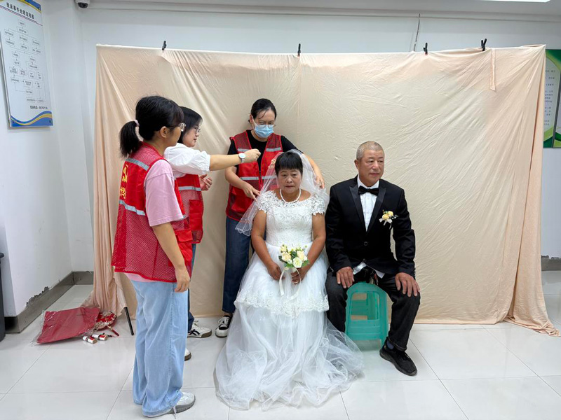 志愿者們為老人整理妝發。姚微攝