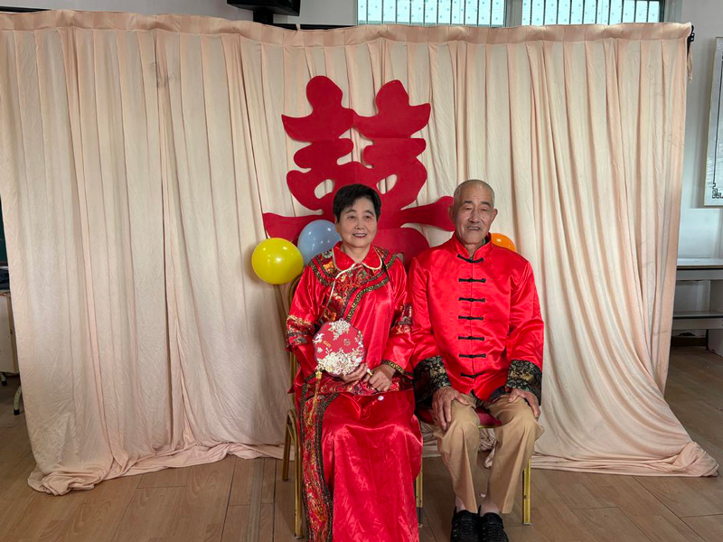 吳引模和戴妙珠老人正在拍攝。姚微攝