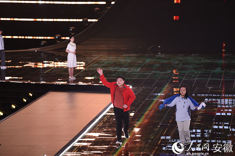 謝良昊（左一）登臺瞬間。人民網記者 李希蒙攝