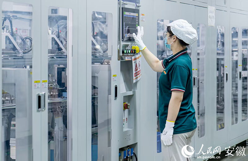 國軒高科生產車間內，技術工人正在控制生產設備。國軒高科供圖