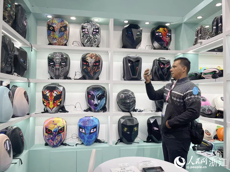 一名外商正在拍攝創意LED箱包。人民網記者 王麗瑋攝