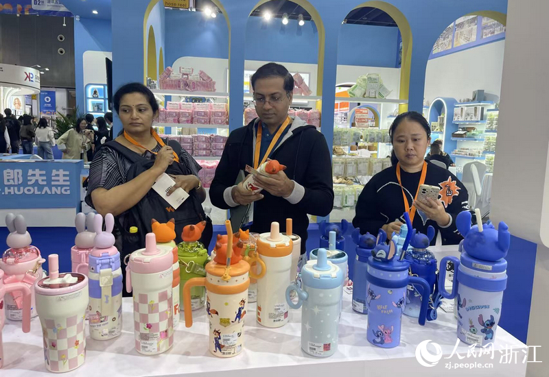 外商在桂海琴的展位前駐足。人民網記者 王麗瑋攝