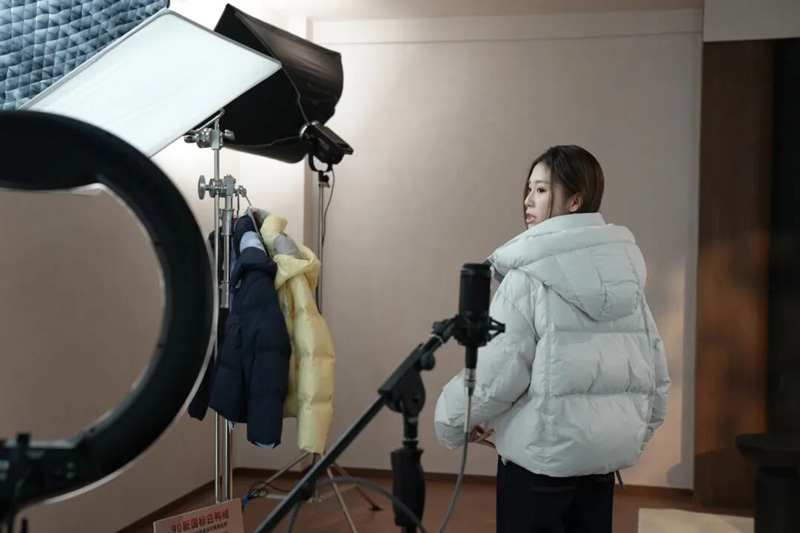 主播正在展示一款羽絨服。萬象街道供圖