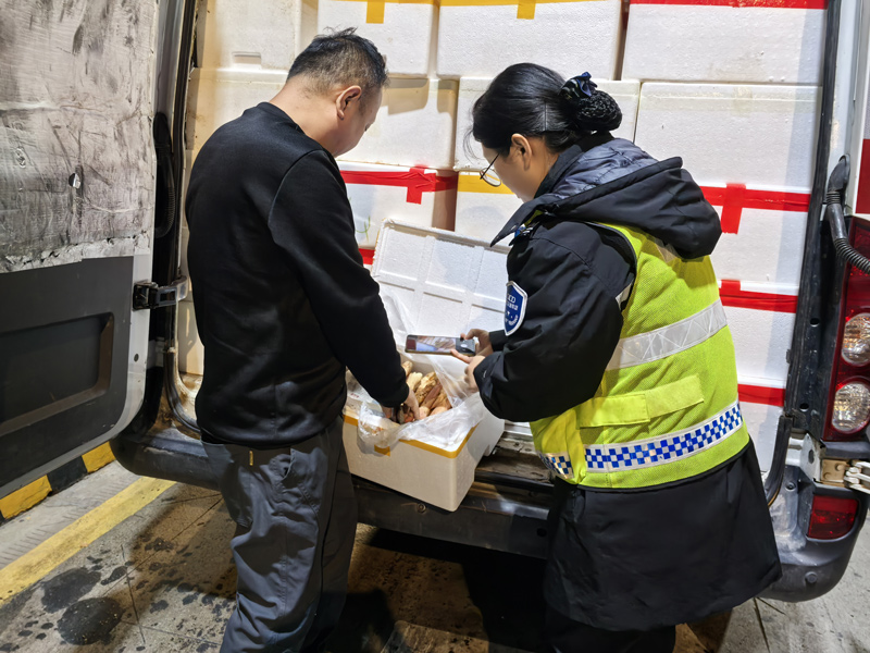 工作人員檢查冷鏈貨車上的貨物