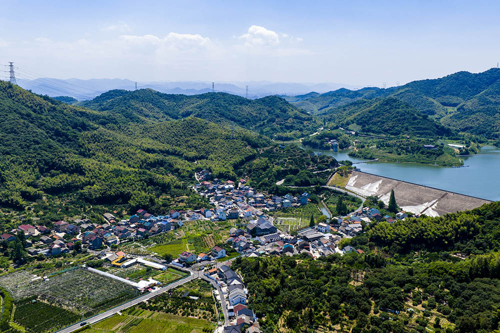 俯瞰毛竹咖啡所在的毛岙村，依山傍水風景如畫。