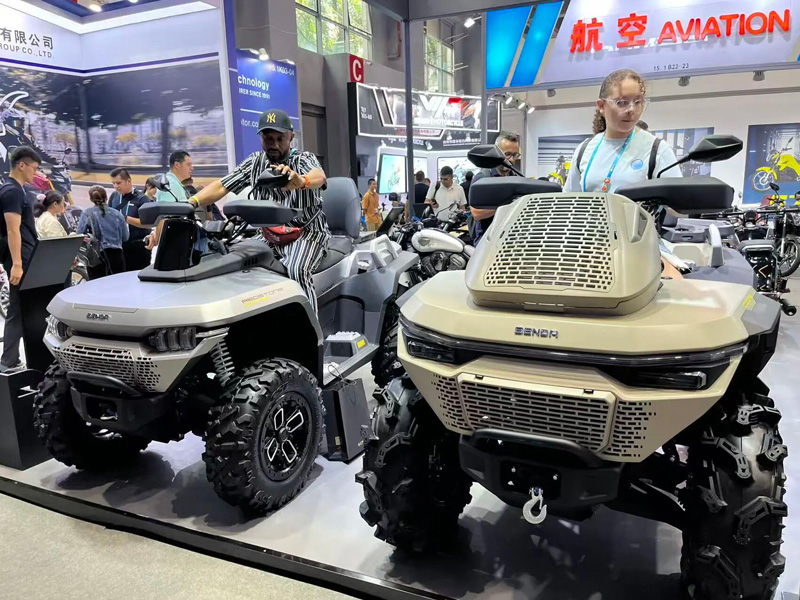 廣交會上，余杭企業展出的全地形車吸引眾多海外客商。余杭區委宣傳部供圖