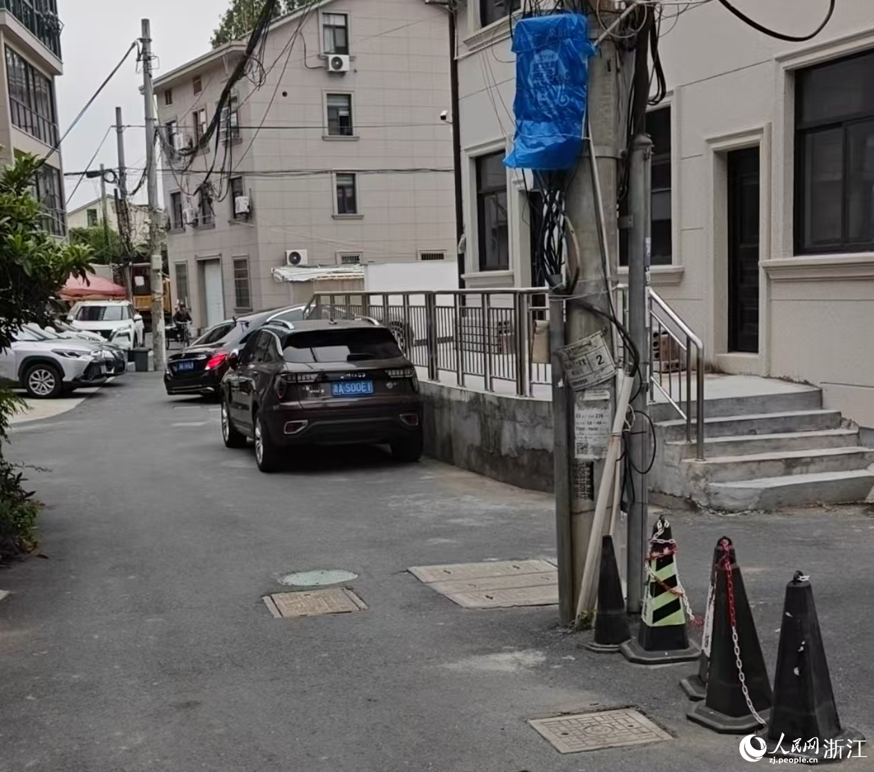 村子主干道上豎著三根電線桿。人民網記者 張帆攝