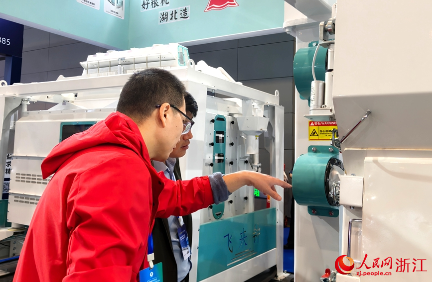 采購商現場了解糧油設備。人民網記者 張麗瑋攝