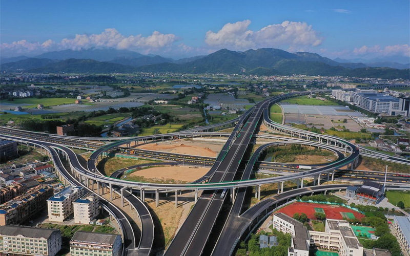 瑞蒼高速路面工程宣告完工。浙高建公司供圖