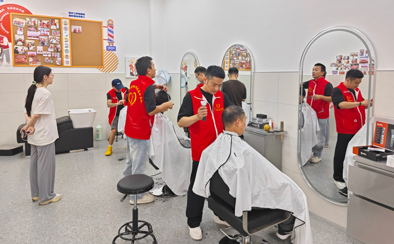 志愿服務隊為老人理發。寧?？h委宣傳部供圖