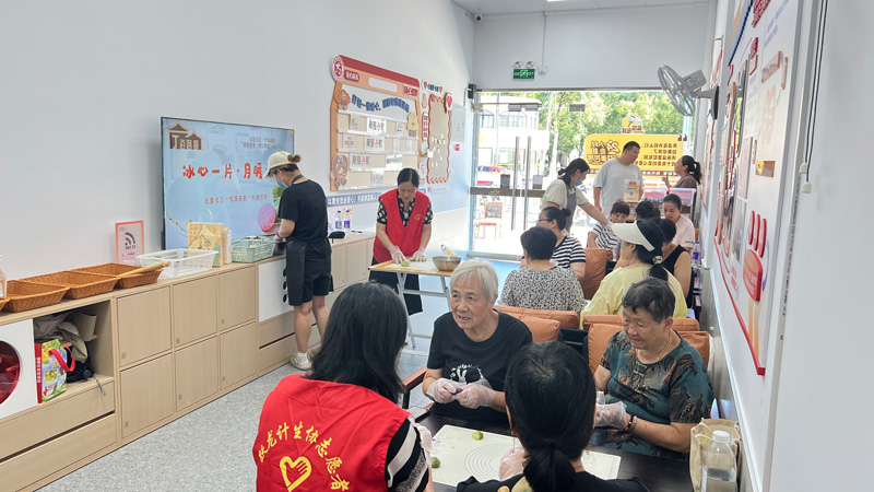 社區居民在“寧海路廊”開展活動。寧?？h委宣傳部供圖