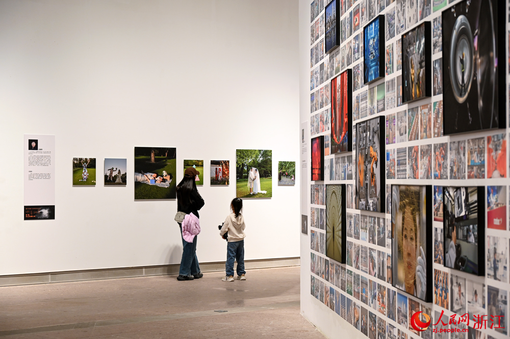 11月6日下午，“超越經驗”第六屆浙江紀實攝影大展在杭州富陽公望美術館開幕。人民網記者 葉賓得攝