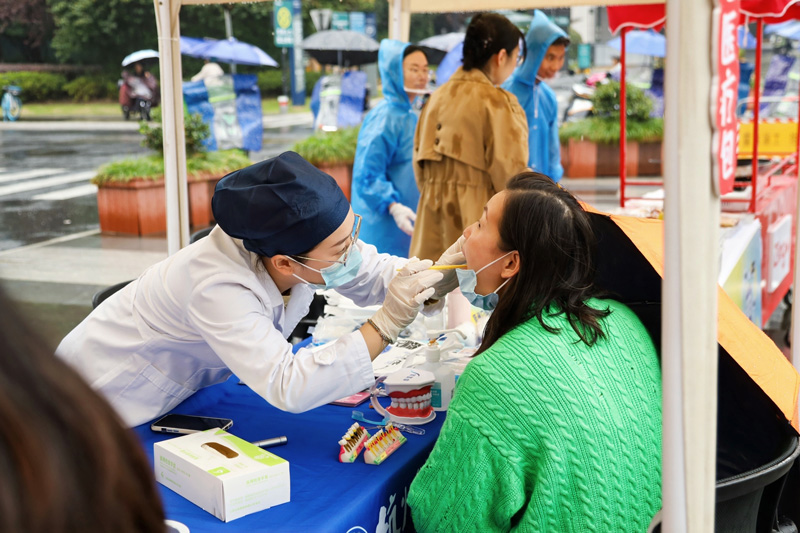 醫護人員為企業員工檢查口腔。杭州大運河數智未來城供圖