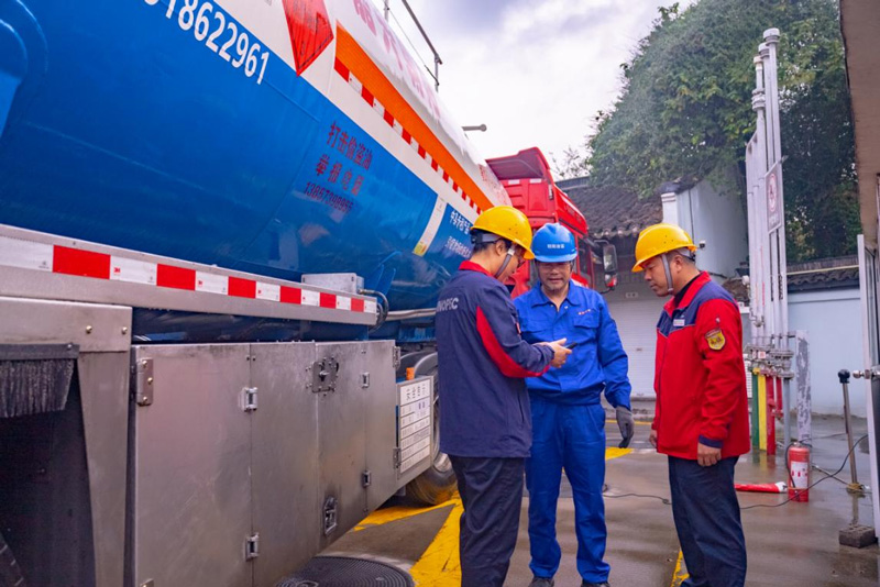 烏鎮加能站員工規范接卸油品。中國石化浙江公司供圖