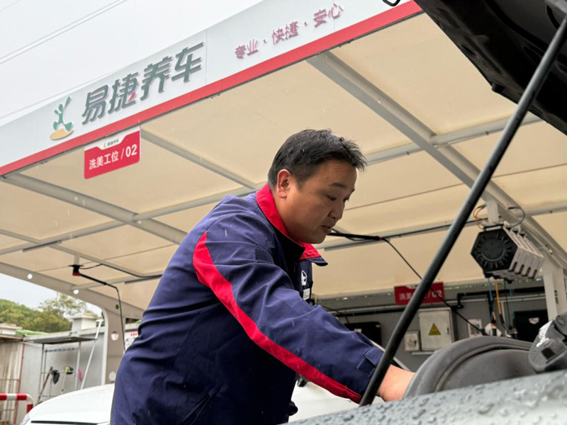 員工為客戶檢查車況。中國石化浙江公司供圖