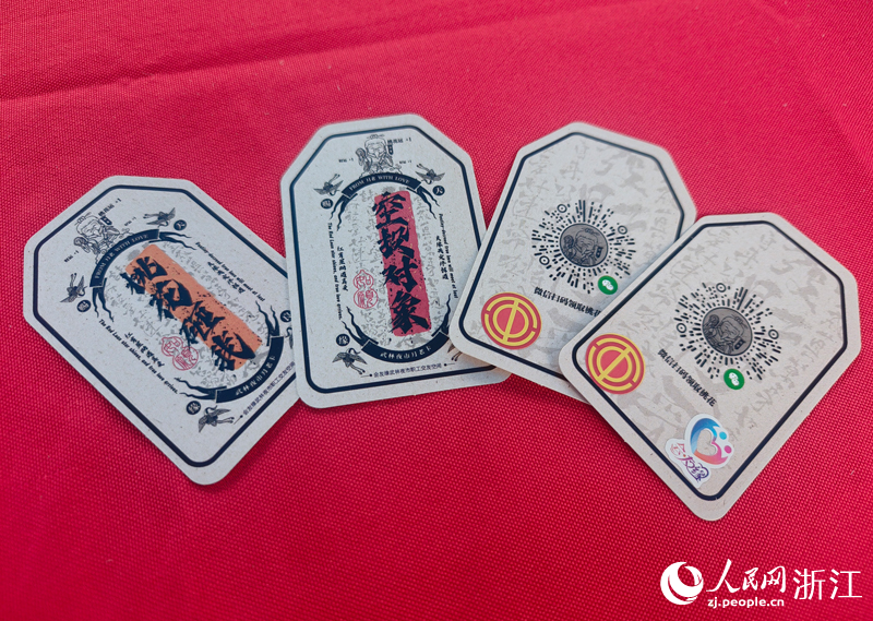 游客領取“月老卡”可享受夜市商品9折優惠。人民網 劉欣蔚攝