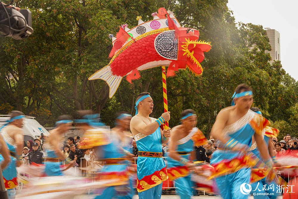 11月8日，麗水攝影節開幕式現場，豐富多樣的非遺展演活動正在進行。人民網 章勇濤攝