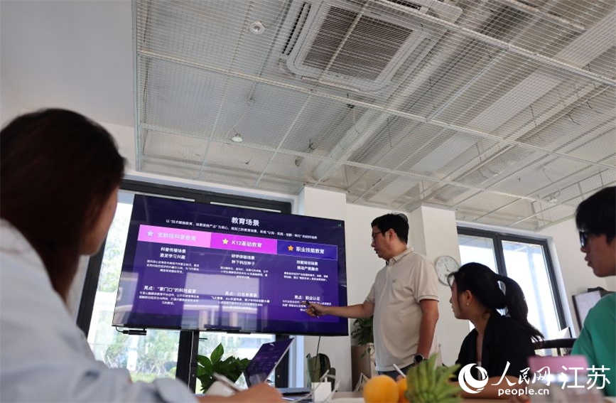 王珂與公司團隊一起做項目分析。人民網 范堯攝