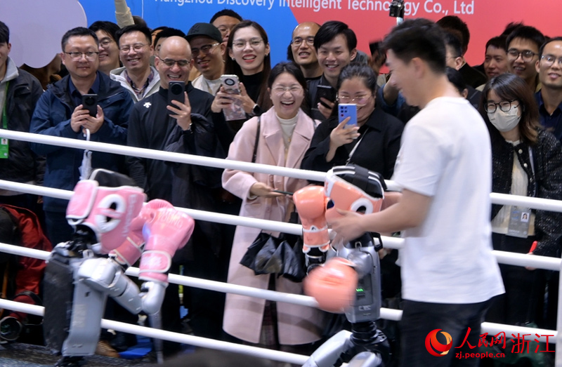 比賽過程中，機器人挑釁動作一出，逗樂了一眾參觀者。人民網記者 張麗瑋攝