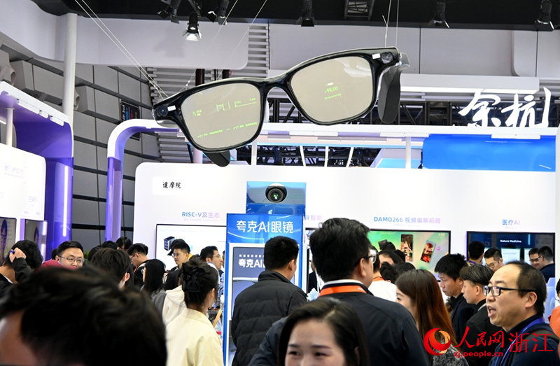 夸克AI眼鏡展臺，聚滿了想體驗的參觀者。人民網記者 張麗瑋攝